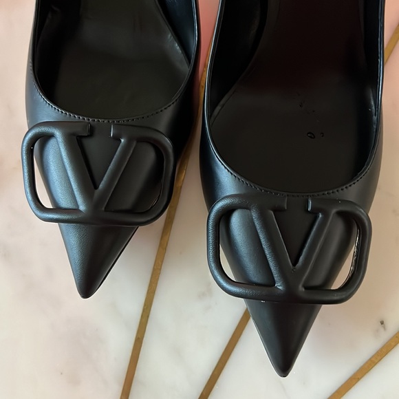 New VALENTINO GARAVANI V Logo Signature Black Leather Pumps EUR 37 N/B - Picture 3 of 16